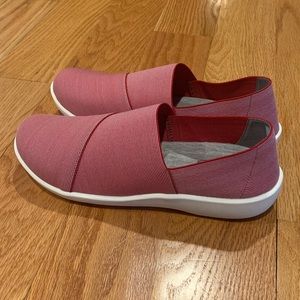 NWOB! Clarks Cloudsteppers Slip-On Sneaker